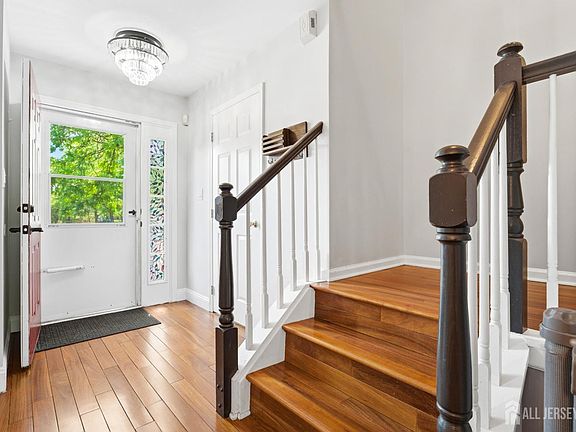 4th image of 8 Ashley Ct