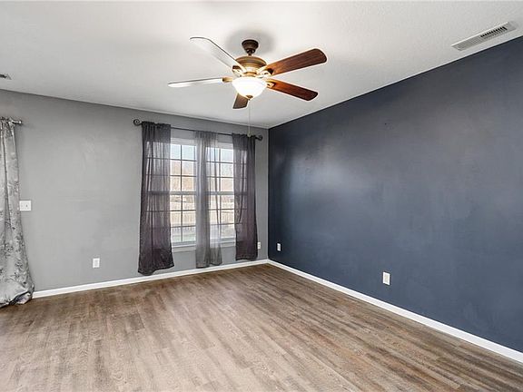 5th image of 410 E 13th St