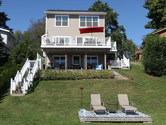 2nd image of 10241 Woodlawn Dr