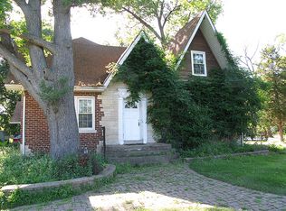 566 N East River Rd, Des Plaines, IL 60016
