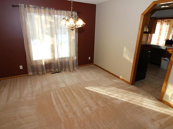 3rd image of 882 Windrow Dr