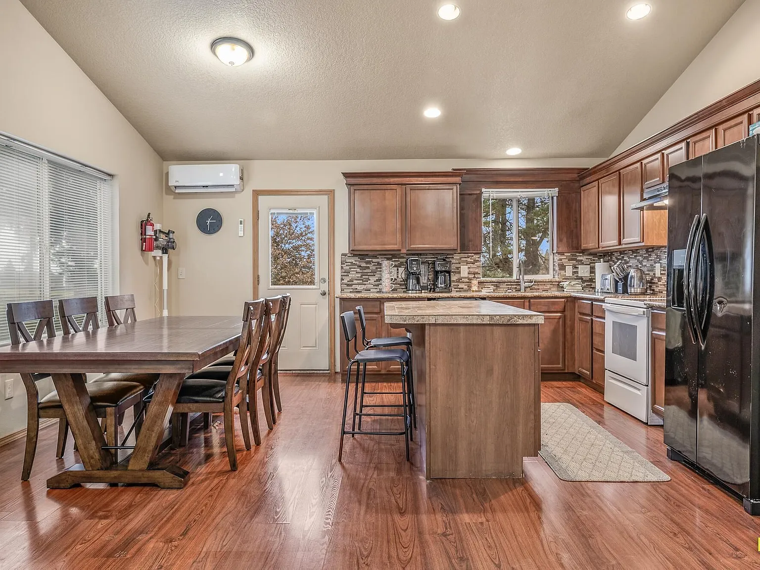 3 bed, 2.5 bath, 1900 sqft, $5,950 — Photo 3
