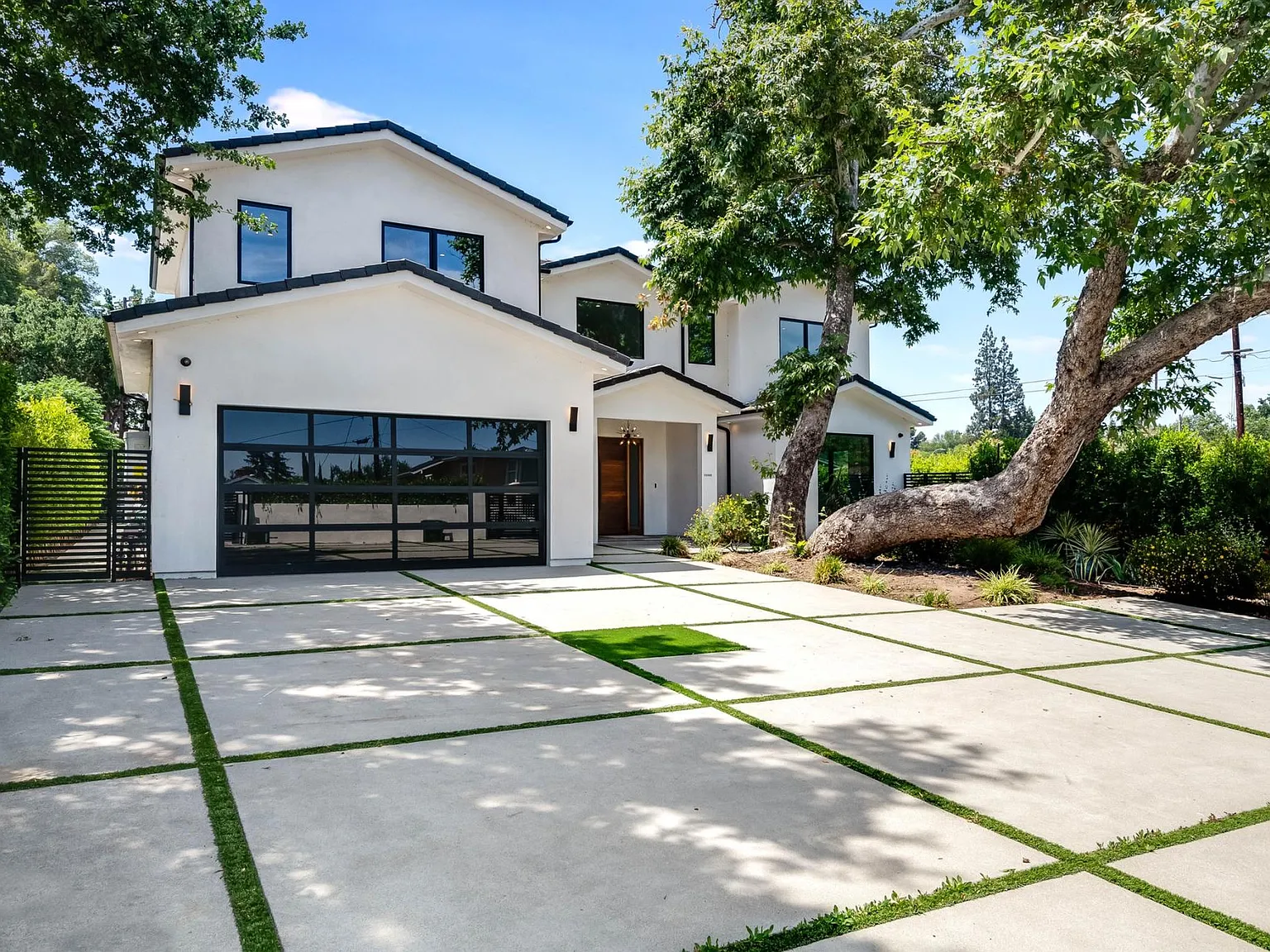 Gonzales Dr, Woodland Hills — Photo 3