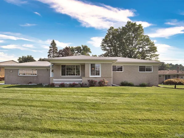 53626 Debra Dr, Shelby Township, MI 48316