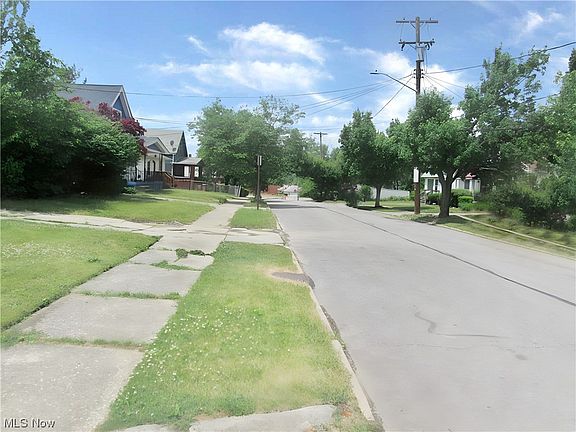 3rd image of 16704 Glenpark Ave