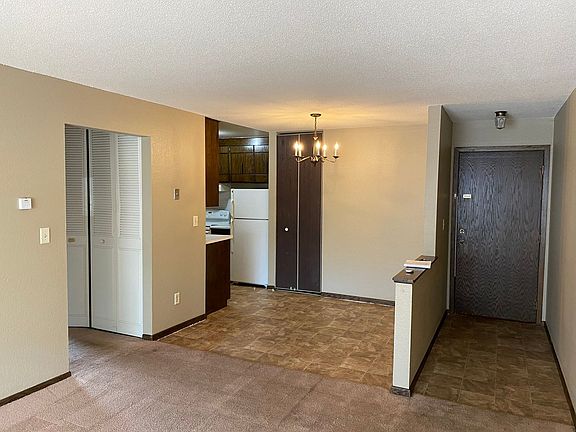 3rd image of 41 Arlington Ave W APT 108