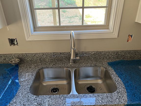 4th image of 832 Lillian Grace Dr
