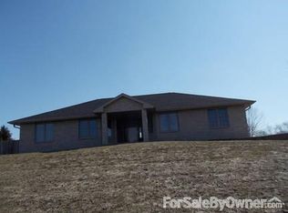 5 Rose Dr, East Dubuque, IL 61025