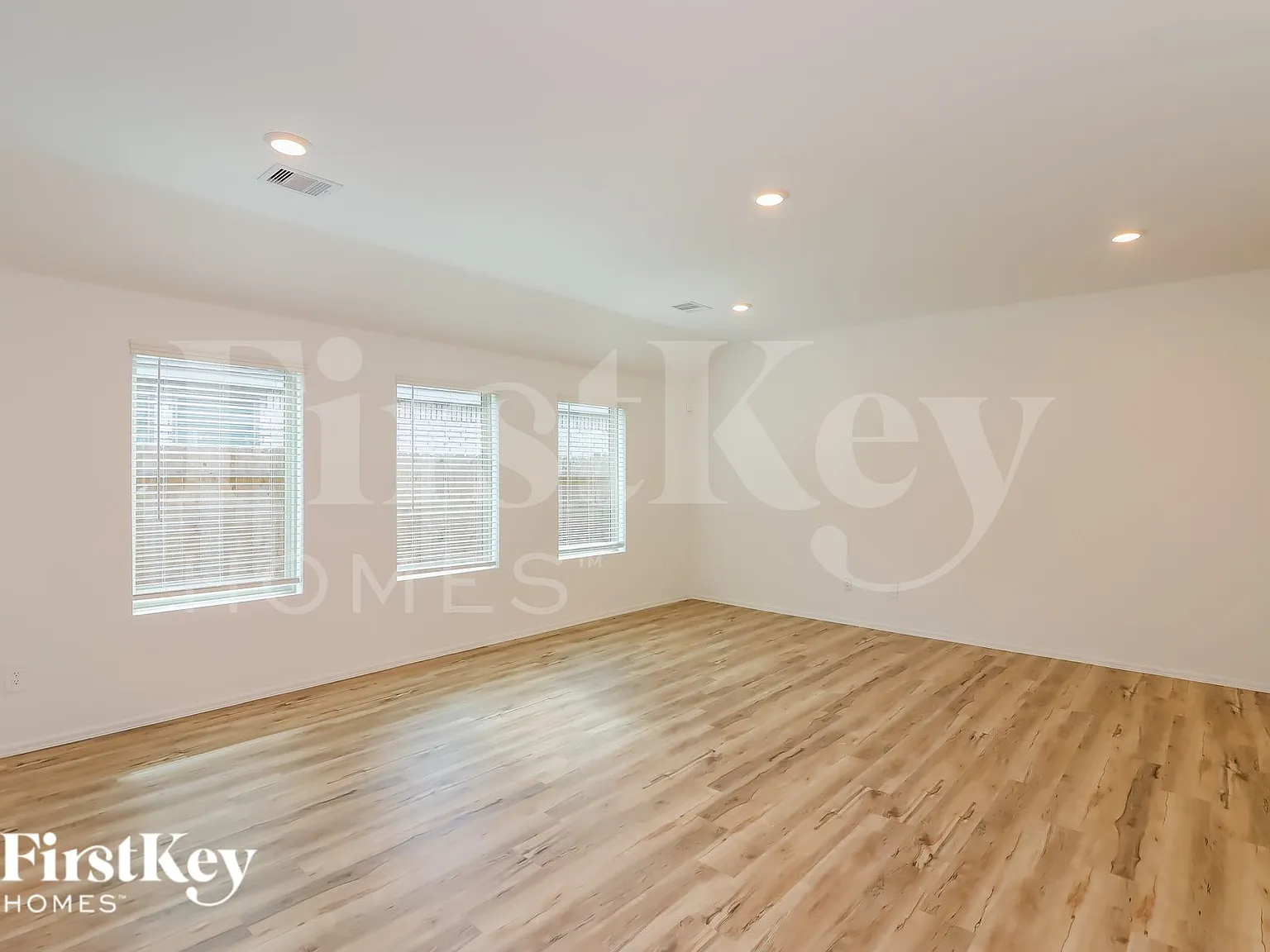 4 bed, 2.0 bath, 1922 sqft, $2,005 — Photo 3