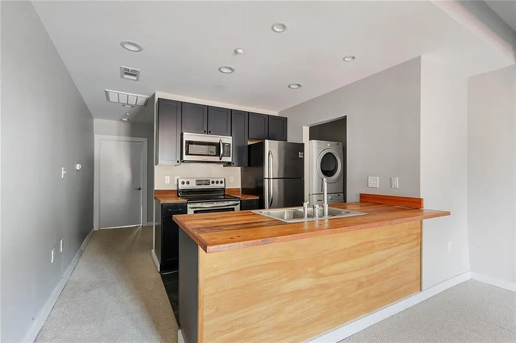Building Photo - 709 Jackson Ave #104