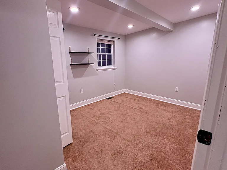 1008 W Cross St — Photo 11