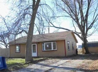 6824 N Pine St, Davenport, IA 52806