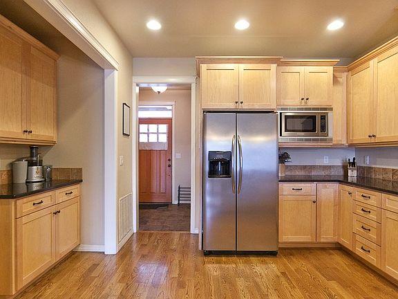4th image of 715 NE Oak St APT D