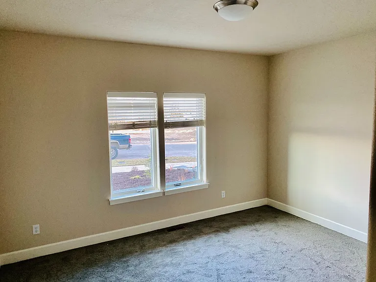 115- 4756 & 4758 Zenith — Photo 7