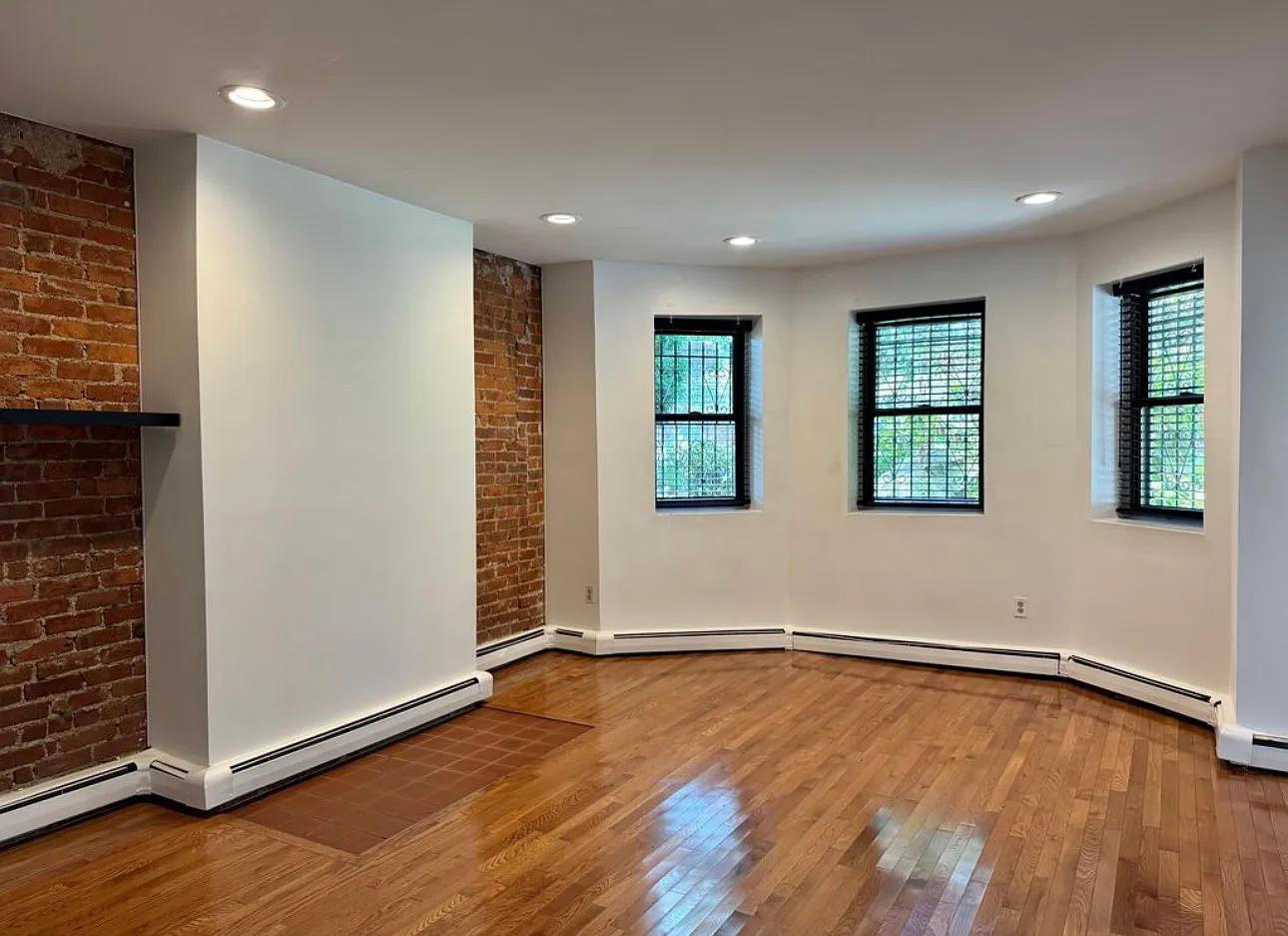 390 Riverway St — Photo 2