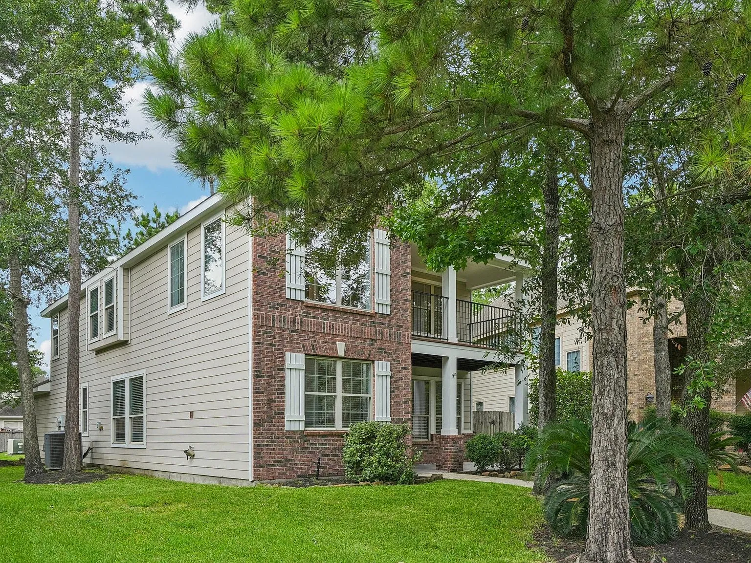 4 bed, 2.5 bath, 2490 sqft, $3,200 — Photo 4