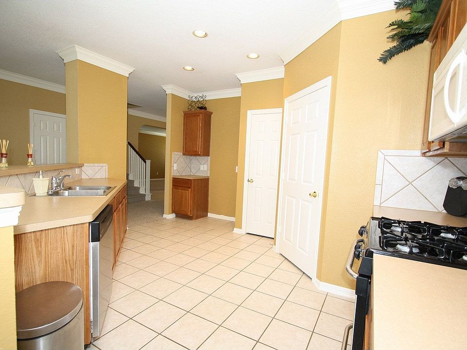 Gas cooking, tile floors & backsplash, nearby laundry room