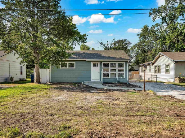 583 W 1st St, Valley Center, KS 67147
