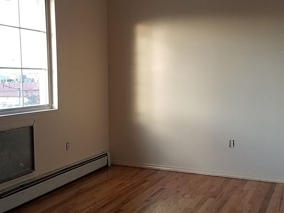 4th image of 954 E 59th St #2