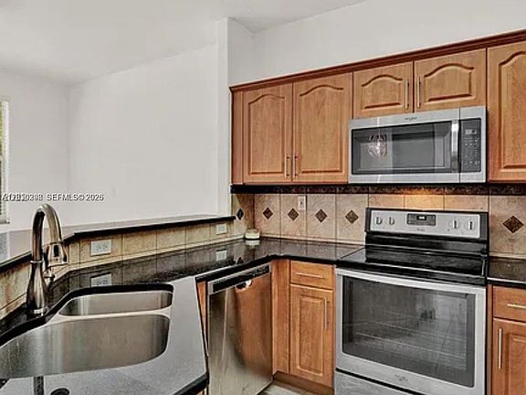 4th image of 10902 NW 79th St 10902