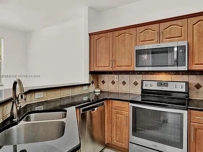 10902 NW 79th St — Photo 4