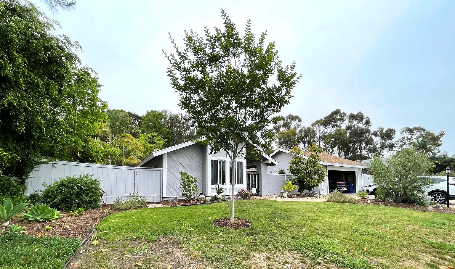 4 bed, 2.5 bath, 2017 sqft, $4,800 — Photo 2