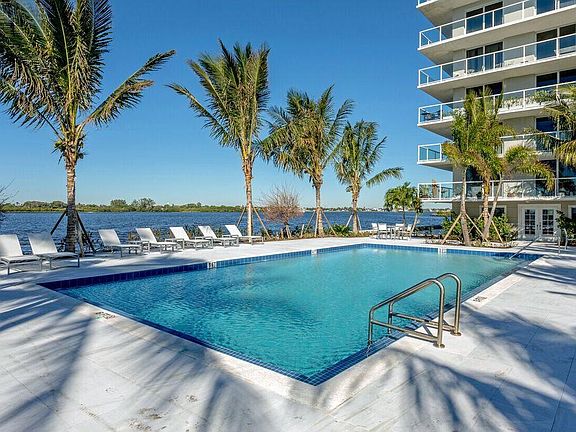 Swimming pool on the intercoastal