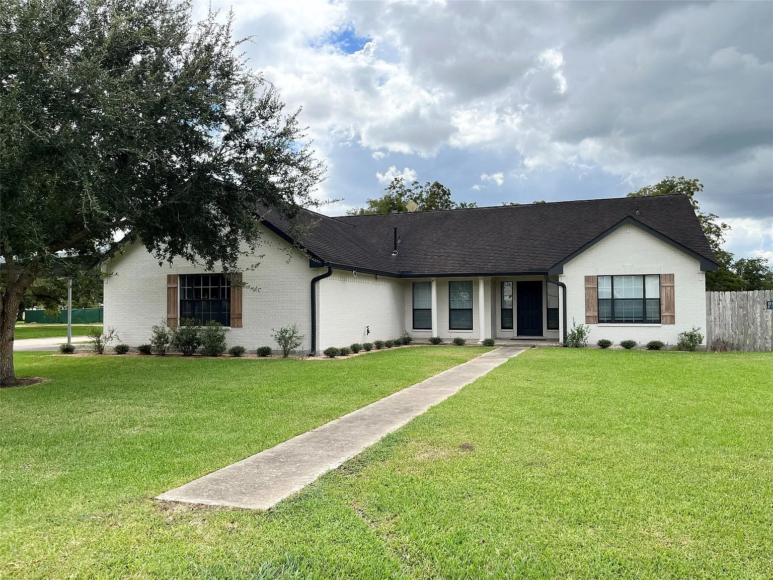 4 bed, 2.0 bath, 2150 sqft, $3,000 — Photo 1