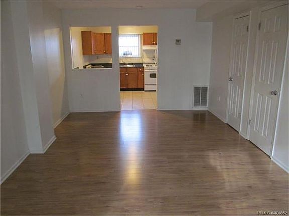 3rd image of 4 Briar Mills Dr
