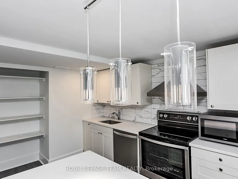 790 Bronson Ave — Photo 17