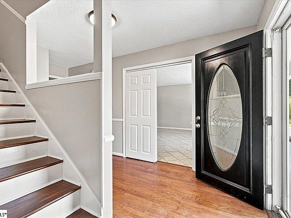 5th image of 107 Windsor St