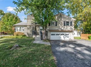 8 Clearbrook Dr, Rochester, NY 14609