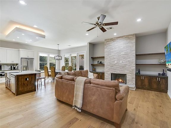 2nd image of 6 Chandon Ln