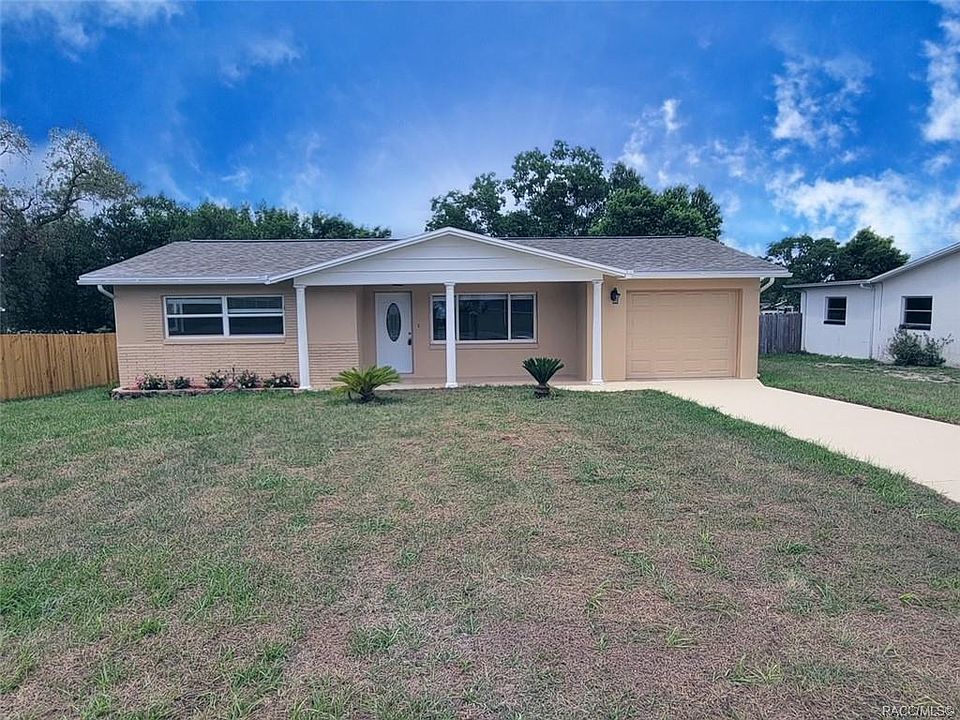 1st image of 11 Oak Hollow Dr