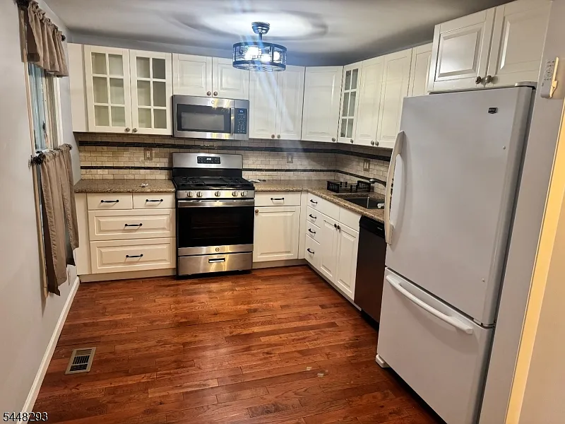2 bed, 2.5 bath, $2,400 — Photo 2