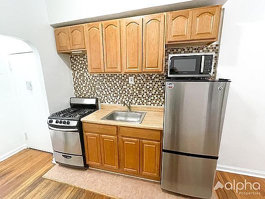 3rd image of 153 Norfolk St APT 3H