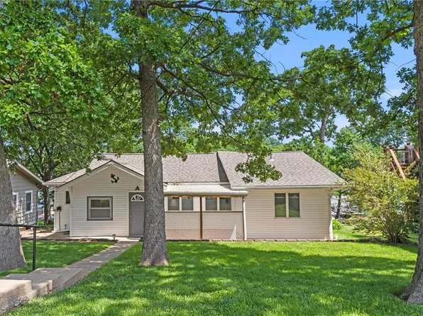 69 Anchor Dr, Lake Tapawingo, MO 64015