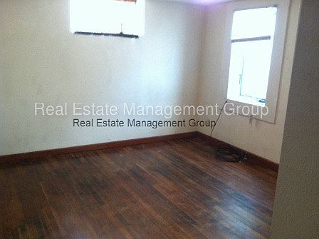 4th image of 425 Hastings Ave
