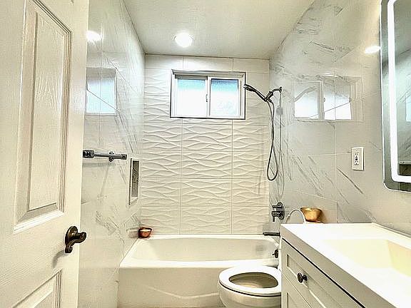 3rd image of 2559 Crystal Dr
