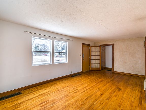 5th image of 801 N Elm St