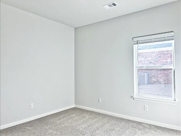 724 Edgemont Cir — Photo 15