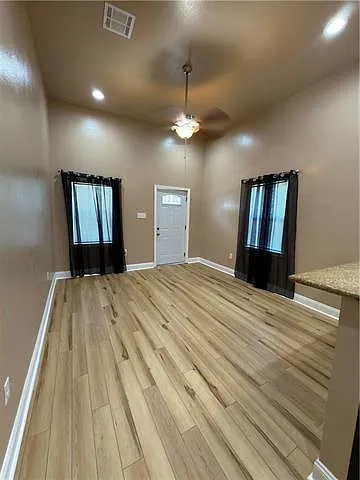 2233 Franklin Ave — Photo 2
