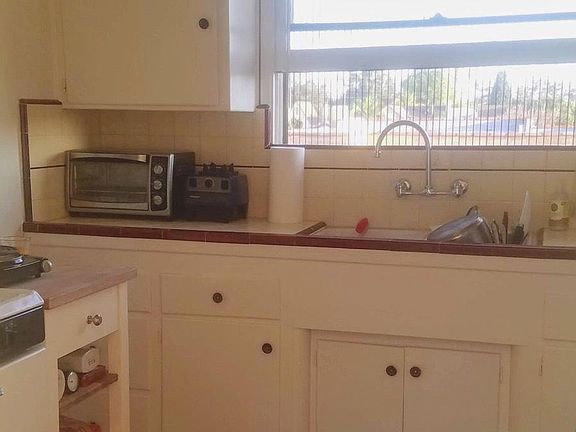 3rd image of 656 W Glenoaks Blvd APT B