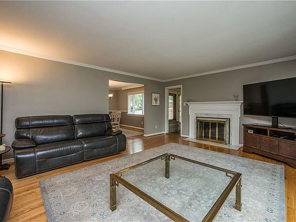 5th image of 2362 Berkshire Dr