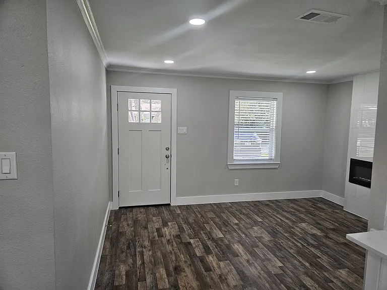 301 Kansas St — Photo 2