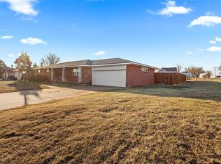 818 W 4th St, Custer City, OK 73639