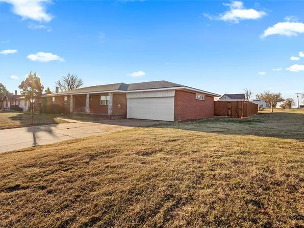 818 W 4th St, Custer City, OK 73639