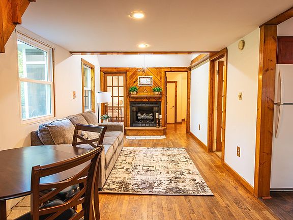 4th image of 165 Windy Knoll Ln
