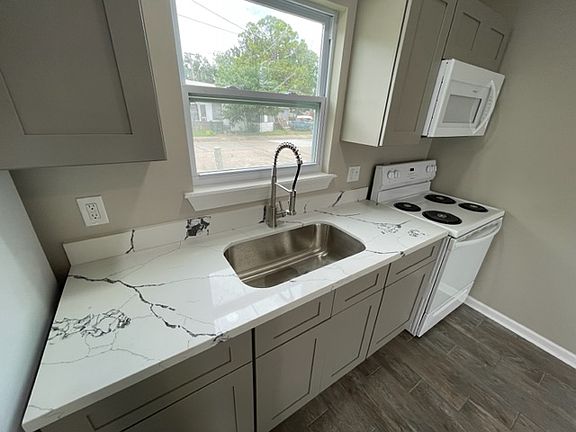5th image of 243 Magnolia St #C