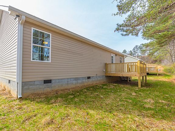3rd image of 183 Roslyn Ct